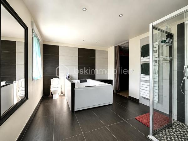 Découvrez cette charmante maison semi-mitoyenne de 104 m², idéale pour une famille à la recherche d'espace et de confort.
Au rez-de-chaussée, une entrée sur une cuisine aménagée et équipée, ouverte sur un agréable séjour lumineux.
Le premier étage se compose d'une belle suite parentale comprenant une chambre, un dressing ainsi qu’une grande salle de bains équipée d'une baignoire balnéo et d'une douche.
Au deuxième étage, vous trouverez deux chambres supplémentaires ainsi qu'une salle d'eau avec WC.
La maison est édifiée sur un sous-sol total aménagé comprenant un point d'eau, un WC, un coin buanderie ainsi qu'une grande pièce. Cet espace offre un véritable potentiel d'aménagement et peut permettre de bénéficier de 34 m² supplémentaires selon vos besoins (bureau, salle de jeux, espace loisirs)

À l'extérieur, vous profiterez d'une grande terrasse privative ainsi qu’un accès permettant le stationnement de deux véhicules.

À visiter sans tarder !