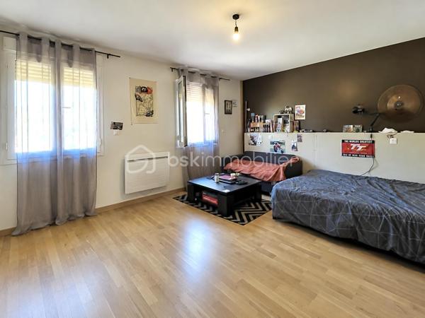 Découvrez cette charmante maison semi-mitoyenne de 104 m², idéale pour une famille à la recherche d'espace et de confort.
Au rez-de-chaussée, une entrée sur une cuisine aménagée et équipée, ouverte sur un agréable séjour lumineux.
Le premier étage se compose d'une belle suite parentale comprenant une chambre, un dressing ainsi qu’une grande salle de bains équipée d'une baignoire balnéo et d'une douche.
Au deuxième étage, vous trouverez deux chambres supplémentaires ainsi qu'une salle d'eau avec WC.
La maison est édifiée sur un sous-sol total aménagé comprenant un point d'eau, un WC, un coin buanderie ainsi qu'une grande pièce. Cet espace offre un véritable potentiel d'aménagement et peut permettre de bénéficier de 34 m² supplémentaires selon vos besoins (bureau, salle de jeux, espace loisirs)

À l'extérieur, vous profiterez d'une grande terrasse privative ainsi qu’un accès permettant le stationnement de deux véhicules.

À visiter sans tarder !