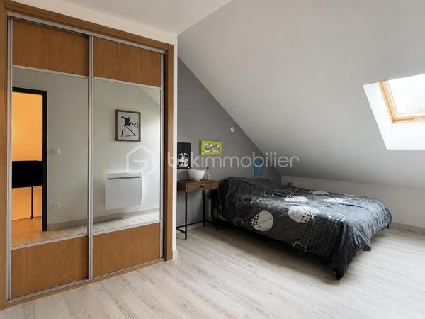Découvrez cette charmante maison semi-mitoyenne de 104 m², idéale pour une famille à la recherche d'espace et de confort.
Au rez-de-chaussée, une entrée sur une cuisine aménagée et équipée, ouverte sur un agréable séjour lumineux.
Le premier étage se compose d'une belle suite parentale comprenant une chambre, un dressing ainsi qu’une grande salle de bains équipée d'une baignoire balnéo et d'une douche.
Au deuxième étage, vous trouverez deux chambres supplémentaires ainsi qu'une salle d'eau avec WC.
La maison est édifiée sur un sous-sol total aménagé comprenant un point d'eau, un WC, un coin buanderie ainsi qu'une grande pièce. Cet espace offre un véritable potentiel d'aménagement et peut permettre de bénéficier de 34 m² supplémentaires selon vos besoins (bureau, salle de jeux, espace loisirs)

À l'extérieur, vous profiterez d'une grande terrasse privative ainsi qu’un accès permettant le stationnement de deux véhicules.

À visiter sans tarder !