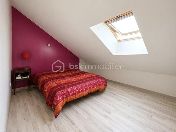Découvrez cette charmante maison semi-mitoyenne de 104 m², idéale pour une famille à la recherche d'espace et de confort.
Au rez-de-chaussée, une entrée sur une cuisine aménagée et équipée, ouverte sur un agréable séjour lumineux.
Le premier étage se compose d'une belle suite parentale comprenant une chambre, un dressing ainsi qu’une grande salle de bains équipée d'une baignoire balnéo et d'une douche.
Au deuxième étage, vous trouverez deux chambres supplémentaires ainsi qu'une salle d'eau avec WC.
La maison est édifiée sur un sous-sol total aménagé comprenant un point d'eau, un WC, un coin buanderie ainsi qu'une grande pièce. Cet espace offre un véritable potentiel d'aménagement et peut permettre de bénéficier de 34 m² supplémentaires selon vos besoins (bureau, salle de jeux, espace loisirs)

À l'extérieur, vous profiterez d'une grande terrasse privative ainsi qu’un accès permettant le stationnement de deux véhicules.

À visiter sans tarder !
