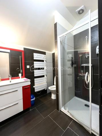 Découvrez cette charmante maison semi-mitoyenne de 104 m², idéale pour une famille à la recherche d'espace et de confort.
Au rez-de-chaussée, une entrée sur une cuisine aménagée et équipée, ouverte sur un agréable séjour lumineux.
Le premier étage se compose d'une belle suite parentale comprenant une chambre, un dressing ainsi qu’une grande salle de bains équipée d'une baignoire balnéo et d'une douche.
Au deuxième étage, vous trouverez deux chambres supplémentaires ainsi qu'une salle d'eau avec WC.
La maison est édifiée sur un sous-sol total aménagé comprenant un point d'eau, un WC, un coin buanderie ainsi qu'une grande pièce. Cet espace offre un véritable potentiel d'aménagement et peut permettre de bénéficier de 34 m² supplémentaires selon vos besoins (bureau, salle de jeux, espace loisirs)

À l'extérieur, vous profiterez d'une grande terrasse privative ainsi qu’un accès permettant le stationnement de deux véhicules.

À visiter sans tarder !