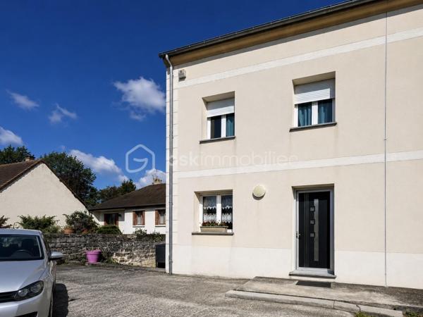 Découvrez cette charmante maison semi-mitoyenne de 104 m², idéale pour une famille à la recherche d'espace et de confort.
Au rez-de-chaussée, une entrée sur une cuisine aménagée et équipée, ouverte sur un agréable séjour lumineux.
Le premier étage se compose d'une belle suite parentale comprenant une chambre, un dressing ainsi qu’une grande salle de bains équipée d'une baignoire balnéo et d'une douche.
Au deuxième étage, vous trouverez deux chambres supplémentaires ainsi qu'une salle d'eau avec WC.
La maison est édifiée sur un sous-sol total aménagé comprenant un point d'eau, un WC, un coin buanderie ainsi qu'une grande pièce. Cet espace offre un véritable potentiel d'aménagement et peut permettre de bénéficier de 34 m² supplémentaires selon vos besoins (bureau, salle de jeux, espace loisirs)

À l'extérieur, vous profiterez d'une grande terrasse privative ainsi qu’un accès permettant le stationnement de deux véhicules.

À visiter sans tarder !