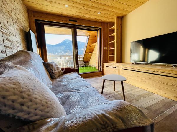 Situé au 1er étage d’une petite copropriété sans ascenseur, ce charmant studio de 27,35 m² entièrement refait à neuf avec des prestations de qualité et décoré avec beaucoup de goût saura vous séduire par sa luminosité, sa décoration soignée esprit chalet et sa magnifique vue dégagée sur Briançon et les montagnes environnantes. Il se situe près de toute commodités (école, supermarché, centre ville à quelques minutes)

L’appartement offre une belle pièce de vie chaleureuse avec habillage bois, créant une véritable ambiance cocooning de montagne. L’espace s’ouvre sur un agréable balcon/terrasse lumineux, idéal pour profiter du panorama en toute saison.

Le bien comprend également :

Une entrée entièrement recouverte de bois et de pierres du pays avec ses rangements,
Une salle de bain et une cuisine entièrement rénovée,
Un WC rénové séparé,
Un garage fermé,
Une cave,
Des rangements optimisés.
Ce studio est idéal pour un pied-à-terre à la montagne, une résidence secondaire ou un investissement locatif.

Caractéristiques :

Surface : 27,35 m²
Studio entièrement refait à neuf
Ambiance chalet chaleureuse
1er étage sans ascenseur
Très lumineux
Vue dégagée sur Briançon
Garage fermé inclus
Cave incluse
DPE : E

Un bien rare, prêt à vivre, à découvrir rapidement !