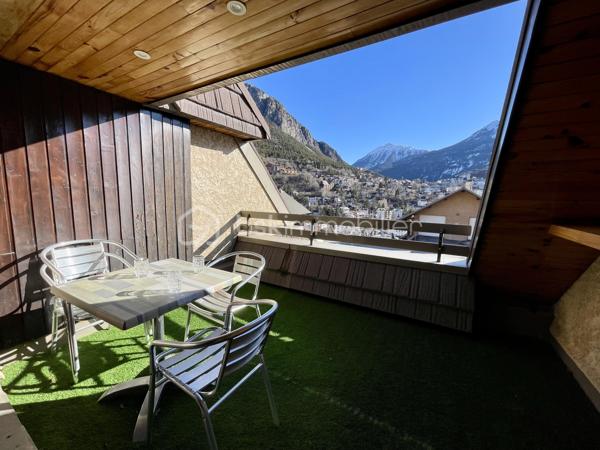 Situé au 1er étage d’une petite copropriété sans ascenseur, ce charmant studio de 27,35 m² entièrement refait à neuf avec des prestations de qualité et décoré avec beaucoup de goût saura vous séduire par sa luminosité, sa décoration soignée esprit chalet et sa magnifique vue dégagée sur Briançon et les montagnes environnantes. Il se situe près de toute commodités (école, supermarché, centre ville à quelques minutes)

L’appartement offre une belle pièce de vie chaleureuse avec habillage bois, créant une véritable ambiance cocooning de montagne. L’espace s’ouvre sur un agréable balcon/terrasse lumineux, idéal pour profiter du panorama en toute saison.

Le bien comprend également :

Une entrée entièrement recouverte de bois et de pierres du pays avec ses rangements,
Une salle de bain et une cuisine entièrement rénovée,
Un WC rénové séparé,
Un garage fermé,
Une cave,
Des rangements optimisés.
Ce studio est idéal pour un pied-à-terre à la montagne, une résidence secondaire ou un investissement locatif.

Caractéristiques :

Surface : 27,35 m²
Studio entièrement refait à neuf
Ambiance chalet chaleureuse
1er étage sans ascenseur
Très lumineux
Vue dégagée sur Briançon
Garage fermé inclus
Cave incluse
DPE : E

Un bien rare, prêt à vivre, à découvrir rapidement !