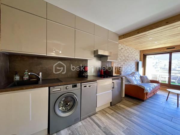 Situé au 1er étage d’une petite copropriété sans ascenseur, ce charmant studio de 27,35 m² entièrement refait à neuf avec des prestations de qualité et décoré avec beaucoup de goût saura vous séduire par sa luminosité, sa décoration soignée esprit chalet et sa magnifique vue dégagée sur Briançon et les montagnes environnantes. Il se situe près de toute commodités (école, supermarché, centre ville à quelques minutes)

L’appartement offre une belle pièce de vie chaleureuse avec habillage bois, créant une véritable ambiance cocooning de montagne. L’espace s’ouvre sur un agréable balcon/terrasse lumineux, idéal pour profiter du panorama en toute saison.

Le bien comprend également :

Une entrée entièrement recouverte de bois et de pierres du pays avec ses rangements,
Une salle de bain et une cuisine entièrement rénovée,
Un WC rénové séparé,
Un garage fermé,
Une cave,
Des rangements optimisés.
Ce studio est idéal pour un pied-à-terre à la montagne, une résidence secondaire ou un investissement locatif.

Caractéristiques :

Surface : 27,35 m²
Studio entièrement refait à neuf
Ambiance chalet chaleureuse
1er étage sans ascenseur
Très lumineux
Vue dégagée sur Briançon
Garage fermé inclus
Cave incluse
DPE : E

Un bien rare, prêt à vivre, à découvrir rapidement !
