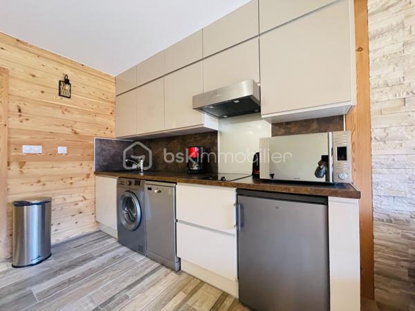 Situé au 1er étage d’une petite copropriété sans ascenseur, ce charmant studio de 27,35 m² entièrement refait à neuf avec des prestations de qualité et décoré avec beaucoup de goût saura vous séduire par sa luminosité, sa décoration soignée esprit chalet et sa magnifique vue dégagée sur Briançon et les montagnes environnantes. Il se situe près de toute commodités (école, supermarché, centre ville à quelques minutes)

L’appartement offre une belle pièce de vie chaleureuse avec habillage bois, créant une véritable ambiance cocooning de montagne. L’espace s’ouvre sur un agréable balcon/terrasse lumineux, idéal pour profiter du panorama en toute saison.

Le bien comprend également :

Une entrée entièrement recouverte de bois et de pierres du pays avec ses rangements,
Une salle de bain et une cuisine entièrement rénovée,
Un WC rénové séparé,
Un garage fermé,
Une cave,
Des rangements optimisés.
Ce studio est idéal pour un pied-à-terre à la montagne, une résidence secondaire ou un investissement locatif.

Caractéristiques :

Surface : 27,35 m²
Studio entièrement refait à neuf
Ambiance chalet chaleureuse
1er étage sans ascenseur
Très lumineux
Vue dégagée sur Briançon
Garage fermé inclus
Cave incluse
DPE : E

Un bien rare, prêt à vivre, à découvrir rapidement !