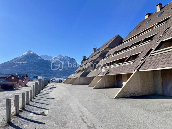 Situé au 1er étage d’une petite copropriété sans ascenseur, ce charmant studio de 27,35 m² entièrement refait à neuf avec des prestations de qualité et décoré avec beaucoup de goût saura vous séduire par sa luminosité, sa décoration soignée esprit chalet et sa magnifique vue dégagée sur Briançon et les montagnes environnantes. Il se situe près de toute commodités (école, supermarché, centre ville à quelques minutes)

L’appartement offre une belle pièce de vie chaleureuse avec habillage bois, créant une véritable ambiance cocooning de montagne. L’espace s’ouvre sur un agréable balcon/terrasse lumineux, idéal pour profiter du panorama en toute saison.

Le bien comprend également :

Une entrée entièrement recouverte de bois et de pierres du pays avec ses rangements,
Une salle de bain et une cuisine entièrement rénovée,
Un WC rénové séparé,
Un garage fermé,
Une cave,
Des rangements optimisés.
Ce studio est idéal pour un pied-à-terre à la montagne, une résidence secondaire ou un investissement locatif.

Caractéristiques :

Surface : 27,35 m²
Studio entièrement refait à neuf
Ambiance chalet chaleureuse
1er étage sans ascenseur
Très lumineux
Vue dégagée sur Briançon
Garage fermé inclus
Cave incluse
DPE : E

Un bien rare, prêt à vivre, à découvrir rapidement !