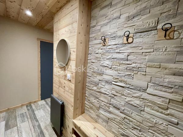 Situé au 1er étage d’une petite copropriété sans ascenseur, ce charmant studio de 27,35 m² entièrement refait à neuf avec des prestations de qualité et décoré avec beaucoup de goût saura vous séduire par sa luminosité, sa décoration soignée esprit chalet et sa magnifique vue dégagée sur Briançon et les montagnes environnantes. Il se situe près de toute commodités (école, supermarché, centre ville à quelques minutes)

L’appartement offre une belle pièce de vie chaleureuse avec habillage bois, créant une véritable ambiance cocooning de montagne. L’espace s’ouvre sur un agréable balcon/terrasse lumineux, idéal pour profiter du panorama en toute saison.

Le bien comprend également :

Une entrée entièrement recouverte de bois et de pierres du pays avec ses rangements,
Une salle de bain et une cuisine entièrement rénovée,
Un WC rénové séparé,
Un garage fermé,
Une cave,
Des rangements optimisés.
Ce studio est idéal pour un pied-à-terre à la montagne, une résidence secondaire ou un investissement locatif.

Caractéristiques :

Surface : 27,35 m²
Studio entièrement refait à neuf
Ambiance chalet chaleureuse
1er étage sans ascenseur
Très lumineux
Vue dégagée sur Briançon
Garage fermé inclus
Cave incluse
DPE : E

Un bien rare, prêt à vivre, à découvrir rapidement !
