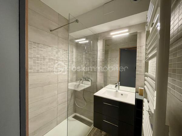 Situé au 1er étage d’une petite copropriété sans ascenseur, ce charmant studio de 27,35 m² entièrement refait à neuf avec des prestations de qualité et décoré avec beaucoup de goût saura vous séduire par sa luminosité, sa décoration soignée esprit chalet et sa magnifique vue dégagée sur Briançon et les montagnes environnantes. Il se situe près de toute commodités (école, supermarché, centre ville à quelques minutes)

L’appartement offre une belle pièce de vie chaleureuse avec habillage bois, créant une véritable ambiance cocooning de montagne. L’espace s’ouvre sur un agréable balcon/terrasse lumineux, idéal pour profiter du panorama en toute saison.

Le bien comprend également :

Une entrée entièrement recouverte de bois et de pierres du pays avec ses rangements,
Une salle de bain et une cuisine entièrement rénovée,
Un WC rénové séparé,
Un garage fermé,
Une cave,
Des rangements optimisés.
Ce studio est idéal pour un pied-à-terre à la montagne, une résidence secondaire ou un investissement locatif.

Caractéristiques :

Surface : 27,35 m²
Studio entièrement refait à neuf
Ambiance chalet chaleureuse
1er étage sans ascenseur
Très lumineux
Vue dégagée sur Briançon
Garage fermé inclus
Cave incluse
DPE : E

Un bien rare, prêt à vivre, à découvrir rapidement !