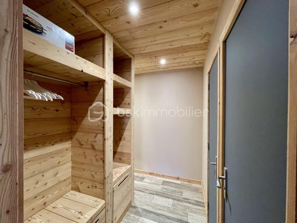 Situé au 1er étage d’une petite copropriété sans ascenseur, ce charmant studio de 27,35 m² entièrement refait à neuf avec des prestations de qualité et décoré avec beaucoup de goût saura vous séduire par sa luminosité, sa décoration soignée esprit chalet et sa magnifique vue dégagée sur Briançon et les montagnes environnantes. Il se situe près de toute commodités (école, supermarché, centre ville à quelques minutes)

L’appartement offre une belle pièce de vie chaleureuse avec habillage bois, créant une véritable ambiance cocooning de montagne. L’espace s’ouvre sur un agréable balcon/terrasse lumineux, idéal pour profiter du panorama en toute saison.

Le bien comprend également :

Une entrée entièrement recouverte de bois et de pierres du pays avec ses rangements,
Une salle de bain et une cuisine entièrement rénovée,
Un WC rénové séparé,
Un garage fermé,
Une cave,
Des rangements optimisés.
Ce studio est idéal pour un pied-à-terre à la montagne, une résidence secondaire ou un investissement locatif.

Caractéristiques :

Surface : 27,35 m²
Studio entièrement refait à neuf
Ambiance chalet chaleureuse
1er étage sans ascenseur
Très lumineux
Vue dégagée sur Briançon
Garage fermé inclus
Cave incluse
DPE : E

Un bien rare, prêt à vivre, à découvrir rapidement !