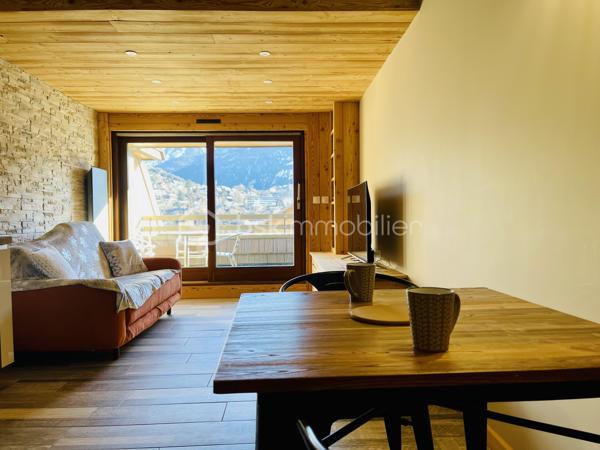 Situé au 1er étage d’une petite copropriété sans ascenseur, ce charmant studio de 27,35 m² entièrement refait à neuf avec des prestations de qualité et décoré avec beaucoup de goût saura vous séduire par sa luminosité, sa décoration soignée esprit chalet et sa magnifique vue dégagée sur Briançon et les montagnes environnantes. Il se situe près de toute commodités (école, supermarché, centre ville à quelques minutes)

L’appartement offre une belle pièce de vie chaleureuse avec habillage bois, créant une véritable ambiance cocooning de montagne. L’espace s’ouvre sur un agréable balcon/terrasse lumineux, idéal pour profiter du panorama en toute saison.

Le bien comprend également :

Une entrée entièrement recouverte de bois et de pierres du pays avec ses rangements,
Une salle de bain et une cuisine entièrement rénovée,
Un WC rénové séparé,
Un garage fermé,
Une cave,
Des rangements optimisés.
Ce studio est idéal pour un pied-à-terre à la montagne, une résidence secondaire ou un investissement locatif.

Caractéristiques :

Surface : 27,35 m²
Studio entièrement refait à neuf
Ambiance chalet chaleureuse
1er étage sans ascenseur
Très lumineux
Vue dégagée sur Briançon
Garage fermé inclus
Cave incluse
DPE : E

Un bien rare, prêt à vivre, à découvrir rapidement !