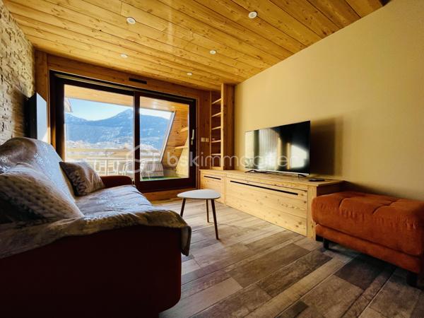Situé au 1er étage d’une petite copropriété sans ascenseur, ce charmant studio de 27,35 m² entièrement refait à neuf avec des prestations de qualité et décoré avec beaucoup de goût saura vous séduire par sa luminosité, sa décoration soignée esprit chalet et sa magnifique vue dégagée sur Briançon et les montagnes environnantes. Il se situe près de toute commodités (école, supermarché, centre ville à quelques minutes)

L’appartement offre une belle pièce de vie chaleureuse avec habillage bois, créant une véritable ambiance cocooning de montagne. L’espace s’ouvre sur un agréable balcon/terrasse lumineux, idéal pour profiter du panorama en toute saison.

Le bien comprend également :

Une entrée entièrement recouverte de bois et de pierres du pays avec ses rangements,
Une salle de bain et une cuisine entièrement rénovée,
Un WC rénové séparé,
Un garage fermé,
Une cave,
Des rangements optimisés.
Ce studio est idéal pour un pied-à-terre à la montagne, une résidence secondaire ou un investissement locatif.

Caractéristiques :

Surface : 27,35 m²
Studio entièrement refait à neuf
Ambiance chalet chaleureuse
1er étage sans ascenseur
Très lumineux
Vue dégagée sur Briançon
Garage fermé inclus
Cave incluse
DPE : E

Un bien rare, prêt à vivre, à découvrir rapidement !