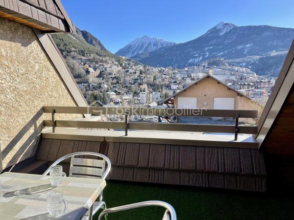 Situé au 1er étage d’une petite copropriété sans ascenseur, ce charmant studio de 27,35 m² entièrement refait à neuf avec des prestations de qualité et décoré avec beaucoup de goût saura vous séduire par sa luminosité, sa décoration soignée esprit chalet et sa magnifique vue dégagée sur Briançon et les montagnes environnantes. Il se situe près de toute commodités (école, supermarché, centre ville à quelques minutes)

L’appartement offre une belle pièce de vie chaleureuse avec habillage bois, créant une véritable ambiance cocooning de montagne. L’espace s’ouvre sur un agréable balcon/terrasse lumineux, idéal pour profiter du panorama en toute saison.

Le bien comprend également :

Une entrée entièrement recouverte de bois et de pierres du pays avec ses rangements,
Une salle de bain et une cuisine entièrement rénovée,
Un WC rénové séparé,
Un garage fermé,
Une cave,
Des rangements optimisés.
Ce studio est idéal pour un pied-à-terre à la montagne, une résidence secondaire ou un investissement locatif.

Caractéristiques :

Surface : 27,35 m²
Studio entièrement refait à neuf
Ambiance chalet chaleureuse
1er étage sans ascenseur
Très lumineux
Vue dégagée sur Briançon
Garage fermé inclus
Cave incluse
DPE : E

Un bien rare, prêt à vivre, à découvrir rapidement !