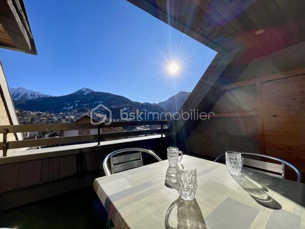 Situé au 1er étage d’une petite copropriété sans ascenseur, ce charmant studio de 27,35 m² entièrement refait à neuf avec des prestations de qualité et décoré avec beaucoup de goût saura vous séduire par sa luminosité, sa décoration soignée esprit chalet et sa magnifique vue dégagée sur Briançon et les montagnes environnantes. Il se situe près de toute commodités (école, supermarché, centre ville à quelques minutes)

L’appartement offre une belle pièce de vie chaleureuse avec habillage bois, créant une véritable ambiance cocooning de montagne. L’espace s’ouvre sur un agréable balcon/terrasse lumineux, idéal pour profiter du panorama en toute saison.

Le bien comprend également :

Une entrée entièrement recouverte de bois et de pierres du pays avec ses rangements,
Une salle de bain et une cuisine entièrement rénovée,
Un WC rénové séparé,
Un garage fermé,
Une cave,
Des rangements optimisés.
Ce studio est idéal pour un pied-à-terre à la montagne, une résidence secondaire ou un investissement locatif.

Caractéristiques :

Surface : 27,35 m²
Studio entièrement refait à neuf
Ambiance chalet chaleureuse
1er étage sans ascenseur
Très lumineux
Vue dégagée sur Briançon
Garage fermé inclus
Cave incluse
DPE : E

Un bien rare, prêt à vivre, à découvrir rapidement !