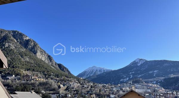 Situé au 1er étage d’une petite copropriété sans ascenseur, ce charmant studio de 27,35 m² entièrement refait à neuf avec des prestations de qualité et décoré avec beaucoup de goût saura vous séduire par sa luminosité, sa décoration soignée esprit chalet et sa magnifique vue dégagée sur Briançon et les montagnes environnantes. Il se situe près de toute commodités (école, supermarché, centre ville à quelques minutes)

L’appartement offre une belle pièce de vie chaleureuse avec habillage bois, créant une véritable ambiance cocooning de montagne. L’espace s’ouvre sur un agréable balcon/terrasse lumineux, idéal pour profiter du panorama en toute saison.

Le bien comprend également :

Une entrée entièrement recouverte de bois et de pierres du pays avec ses rangements,
Une salle de bain et une cuisine entièrement rénovée,
Un WC rénové séparé,
Un garage fermé,
Une cave,
Des rangements optimisés.
Ce studio est idéal pour un pied-à-terre à la montagne, une résidence secondaire ou un investissement locatif.

Caractéristiques :

Surface : 27,35 m²
Studio entièrement refait à neuf
Ambiance chalet chaleureuse
1er étage sans ascenseur
Très lumineux
Vue dégagée sur Briançon
Garage fermé inclus
Cave incluse
DPE : E

Un bien rare, prêt à vivre, à découvrir rapidement !