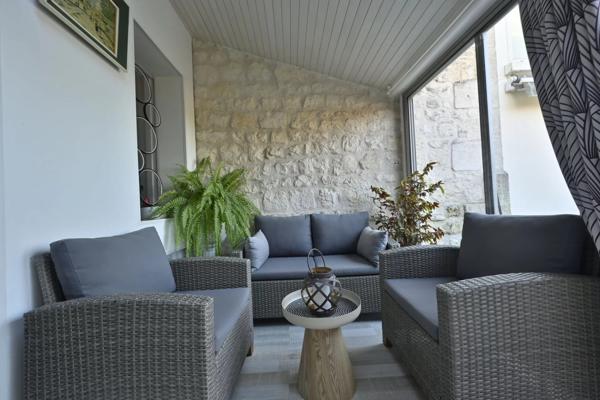 Maison de ville avec Véranda, terrasse, jardin à SAINTES (17)