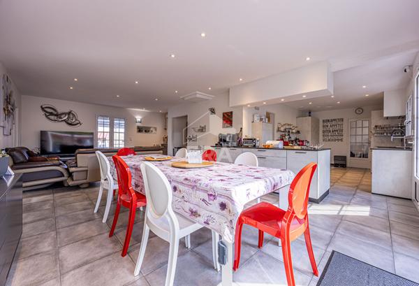 BELLE PROPRIETE 6 CHAMBRES, BELLES PRESTATIONS !