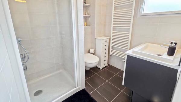 Superbe T4 de 93 m² – Grande terrasse 30 m² – centre du village