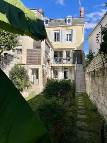 Belle MAISON BOURGEOISE - SAINTES rive gauche (réf.11534)