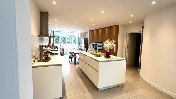 Demeure contemporaine avec double garage