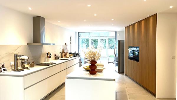 Demeure contemporaine avec double garage