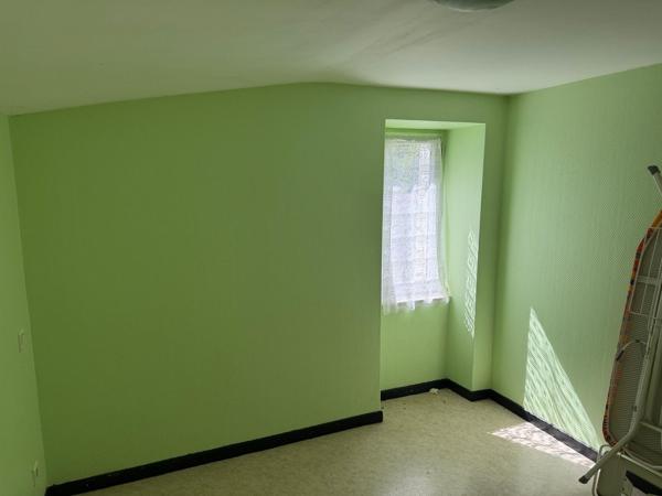 Maison de garde barrière à la campagne
