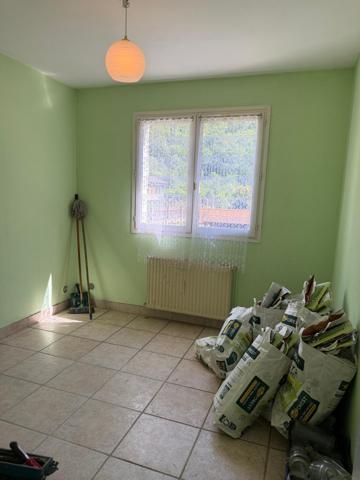 Maison de garde barrière à la campagne