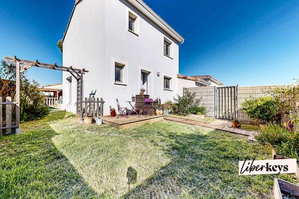 Maison récente 3 chambres, bureau, jardin, terrasse et panneaux solaires à Bernis