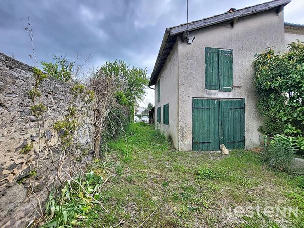 A Vendre Maison en pierre à rénover de 163 m² avec jardin et dépendances proche des commodités