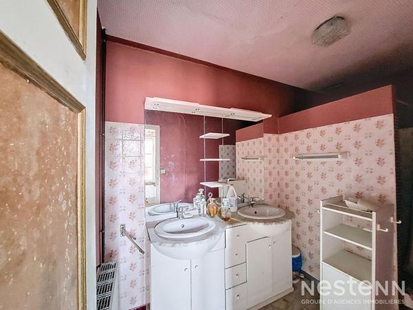 A Vendre Maison en pierre à rénover de 163 m² avec jardin et dépendances proche des commodités