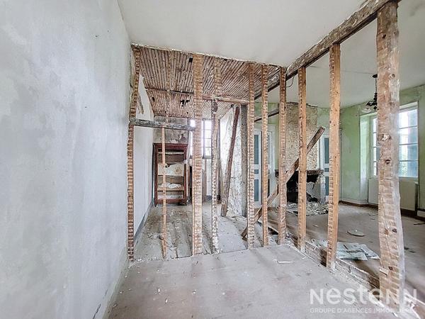 A Vendre Maison en pierre à rénover de 163 m² avec jardin et dépendances proche des commodités