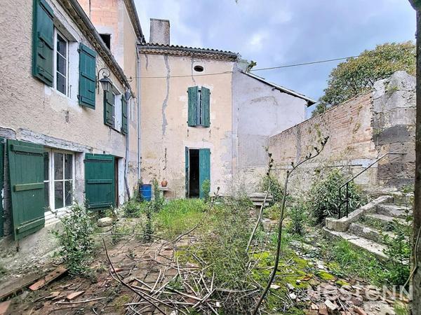 A Vendre Maison en pierre à rénover de 163 m² avec jardin et dépendances proche des commodités