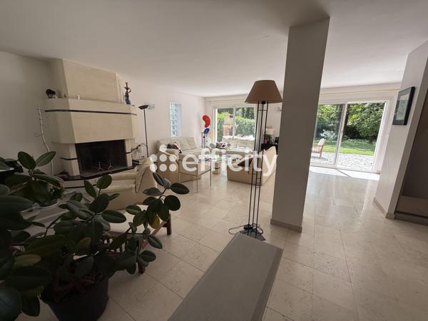 Maison
         7 pièces
        - 180 m² 778 000 € *