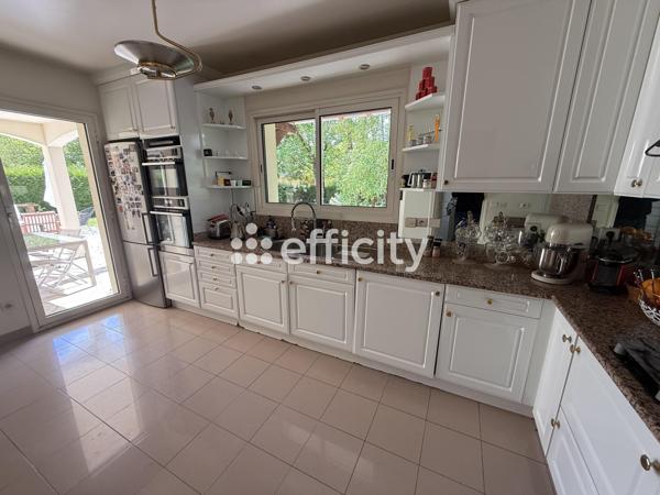 Maison
         7 pièces
        - 180 m² 778 000 € *