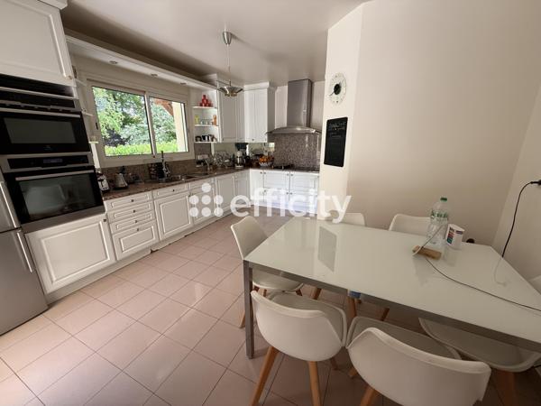 Maison
         7 pièces
        - 180 m² 778 000 € *