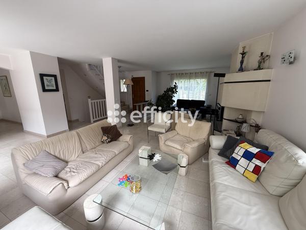 Maison
         7 pièces
        - 180 m² 778 000 € *