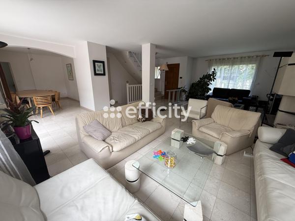 Maison
         7 pièces
        - 180 m² 778 000 € *