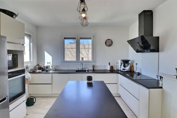 Montpellier (34000) Maison familiale avec 2 espaces de vie – jardin, stationnements, fort potentiel