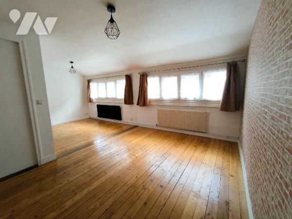 Cet appartement se situe au premier étage, au centre ville de Louviers. IL se compose d'une ent...