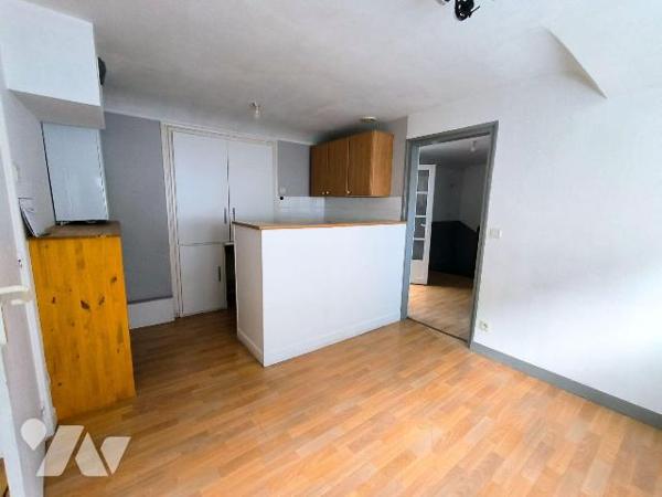 Cet appartement se situe au premier étage, au centre ville de Louviers. IL se compose d'une ent...