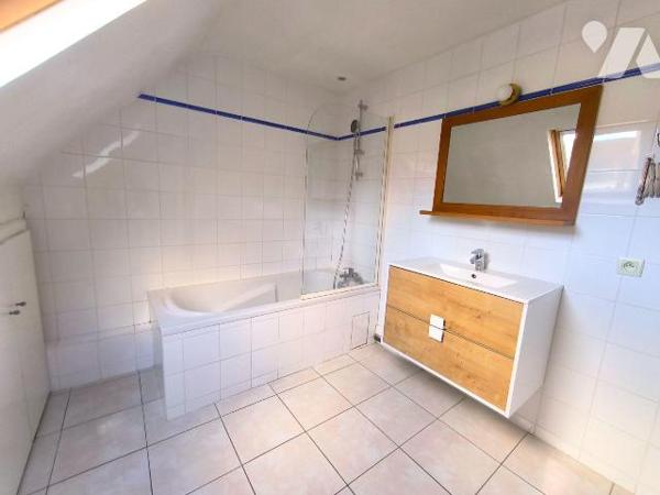 Cet appartement se situe au premier étage, au centre ville de Louviers. IL se compose d'une ent...