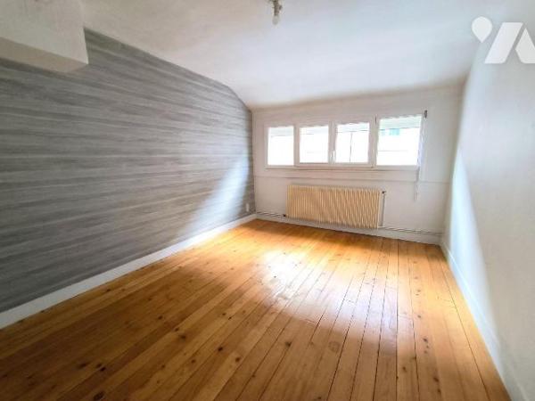 Cet appartement se situe au premier étage, au centre ville de Louviers. IL se compose d'une ent...