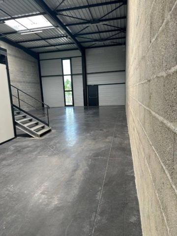 Local d'activité à louer DECINES CHARPIEU (69), local de 325 m² dont 237 m² d'activité, 44 m² de bureaux au RDC et 44 m² de mezzanine + 3 stationnements