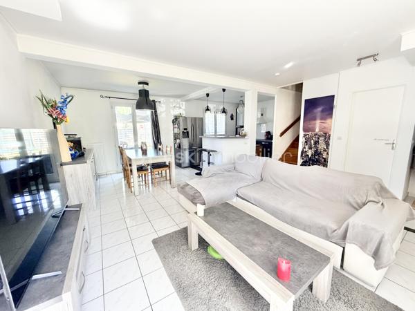 A Lieusaint, dans le quartier du petit prince, venez découvrir cette maison de 3 chambres.
Située au calme dans une impasse, cette maison sera un havre de paix pour votre famille.
L’entrée s’ouvre sur un salon lumineux et une cuisine semi ouverte qui est équipée.
Un coin bureau, un garage et un toilette viennent compléter ce niveau

À l’étage, 3 chambres dont 2 avec un placard de rangement, et une salle de bain.
Côté extérieur vous pourrez vous garer devant la maison, un jardin vous permettra des moments de détente en famille avec  son espace pelouse et sa grande terrasse pour partager des repas au soleil 
Cette maison se situe à 2 pas des écoles et des commerces 

Contactez moi pour plus d’informations ou pour organiser une visite