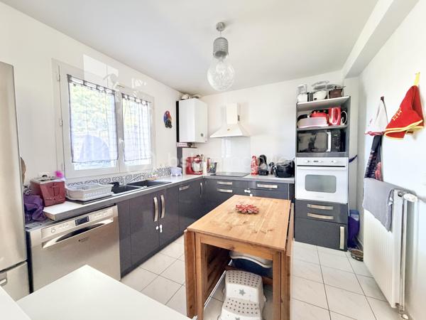 A Lieusaint, dans le quartier du petit prince, venez découvrir cette maison de 3 chambres.
Située au calme dans une impasse, cette maison sera un havre de paix pour votre famille.
L’entrée s’ouvre sur un salon lumineux et une cuisine semi ouverte qui est équipée.
Un coin bureau, un garage et un toilette viennent compléter ce niveau

À l’étage, 3 chambres dont 2 avec un placard de rangement, et une salle de bain.
Côté extérieur vous pourrez vous garer devant la maison, un jardin vous permettra des moments de détente en famille avec  son espace pelouse et sa grande terrasse pour partager des repas au soleil 
Cette maison se situe à 2 pas des écoles et des commerces 

Contactez moi pour plus d’informations ou pour organiser une visite