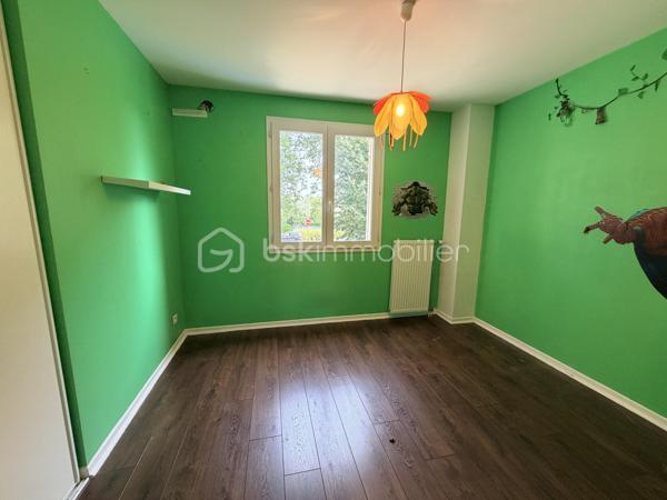 A Lieusaint, dans le quartier du petit prince, venez découvrir cette maison de 3 chambres.
Située au calme dans une impasse, cette maison sera un havre de paix pour votre famille.
L’entrée s’ouvre sur un salon lumineux et une cuisine semi ouverte qui est équipée.
Un coin bureau, un garage et un toilette viennent compléter ce niveau

À l’étage, 3 chambres dont 2 avec un placard de rangement, et une salle de bain.
Côté extérieur vous pourrez vous garer devant la maison, un jardin vous permettra des moments de détente en famille avec  son espace pelouse et sa grande terrasse pour partager des repas au soleil 
Cette maison se situe à 2 pas des écoles et des commerces 

Contactez moi pour plus d’informations ou pour organiser une visite