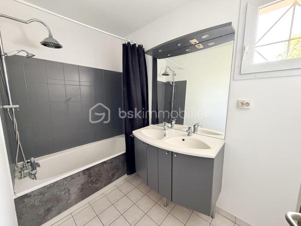 A Lieusaint, dans le quartier du petit prince, venez découvrir cette maison de 3 chambres.
Située au calme dans une impasse, cette maison sera un havre de paix pour votre famille.
L’entrée s’ouvre sur un salon lumineux et une cuisine semi ouverte qui est équipée.
Un coin bureau, un garage et un toilette viennent compléter ce niveau

À l’étage, 3 chambres dont 2 avec un placard de rangement, et une salle de bain.
Côté extérieur vous pourrez vous garer devant la maison, un jardin vous permettra des moments de détente en famille avec  son espace pelouse et sa grande terrasse pour partager des repas au soleil 
Cette maison se situe à 2 pas des écoles et des commerces 

Contactez moi pour plus d’informations ou pour organiser une visite