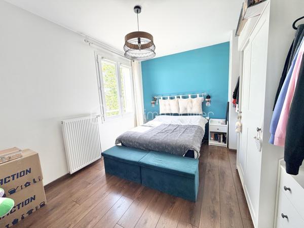 A Lieusaint, dans le quartier du petit prince, venez découvrir cette maison de 3 chambres.
Située au calme dans une impasse, cette maison sera un havre de paix pour votre famille.
L’entrée s’ouvre sur un salon lumineux et une cuisine semi ouverte qui est équipée.
Un coin bureau, un garage et un toilette viennent compléter ce niveau

À l’étage, 3 chambres dont 2 avec un placard de rangement, et une salle de bain.
Côté extérieur vous pourrez vous garer devant la maison, un jardin vous permettra des moments de détente en famille avec  son espace pelouse et sa grande terrasse pour partager des repas au soleil 
Cette maison se situe à 2 pas des écoles et des commerces 

Contactez moi pour plus d’informations ou pour organiser une visite