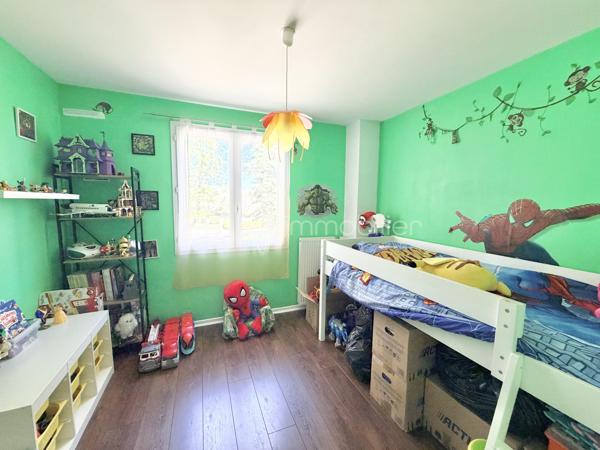 A Lieusaint, dans le quartier du petit prince, venez découvrir cette maison de 3 chambres.
Située au calme dans une impasse, cette maison sera un havre de paix pour votre famille.
L’entrée s’ouvre sur un salon lumineux et une cuisine semi ouverte qui est équipée.
Un coin bureau, un garage et un toilette viennent compléter ce niveau

À l’étage, 3 chambres dont 2 avec un placard de rangement, et une salle de bain.
Côté extérieur vous pourrez vous garer devant la maison, un jardin vous permettra des moments de détente en famille avec  son espace pelouse et sa grande terrasse pour partager des repas au soleil 
Cette maison se situe à 2 pas des écoles et des commerces 

Contactez moi pour plus d’informations ou pour organiser une visite