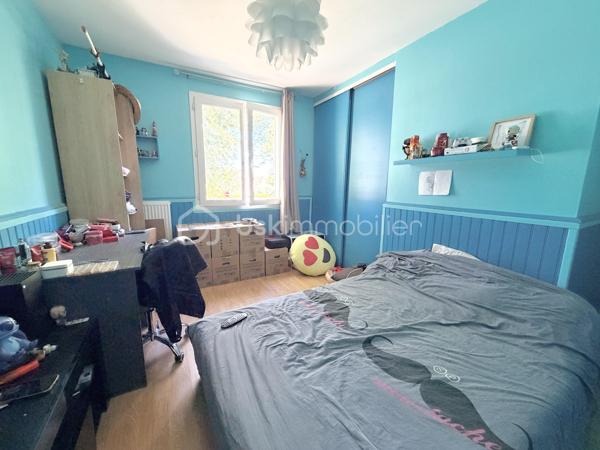 A Lieusaint, dans le quartier du petit prince, venez découvrir cette maison de 3 chambres.
Située au calme dans une impasse, cette maison sera un havre de paix pour votre famille.
L’entrée s’ouvre sur un salon lumineux et une cuisine semi ouverte qui est équipée.
Un coin bureau, un garage et un toilette viennent compléter ce niveau

À l’étage, 3 chambres dont 2 avec un placard de rangement, et une salle de bain.
Côté extérieur vous pourrez vous garer devant la maison, un jardin vous permettra des moments de détente en famille avec  son espace pelouse et sa grande terrasse pour partager des repas au soleil 
Cette maison se situe à 2 pas des écoles et des commerces 

Contactez moi pour plus d’informations ou pour organiser une visite